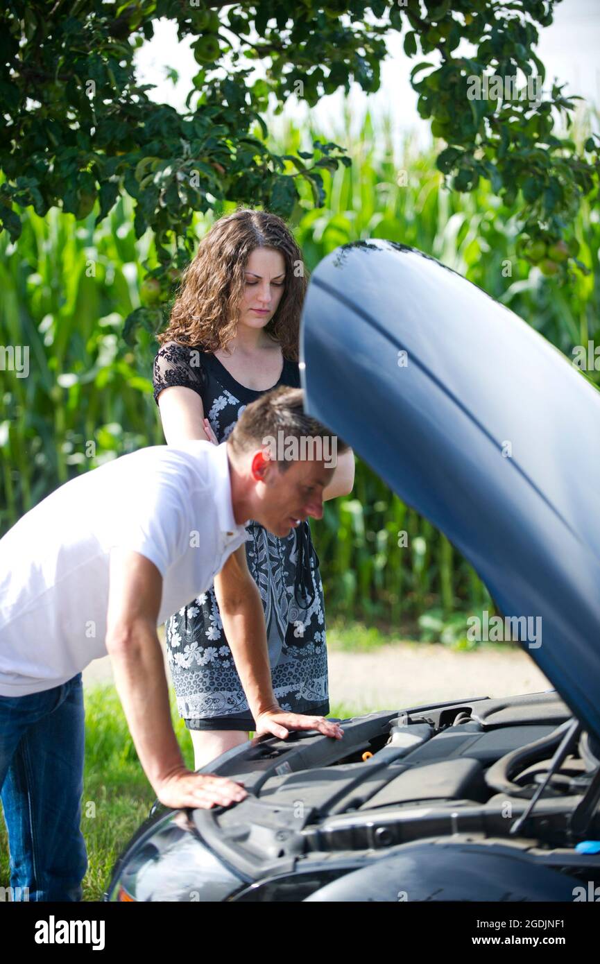La pareja está de mal humor después de que un coche se avería, Alemania Foto de stock