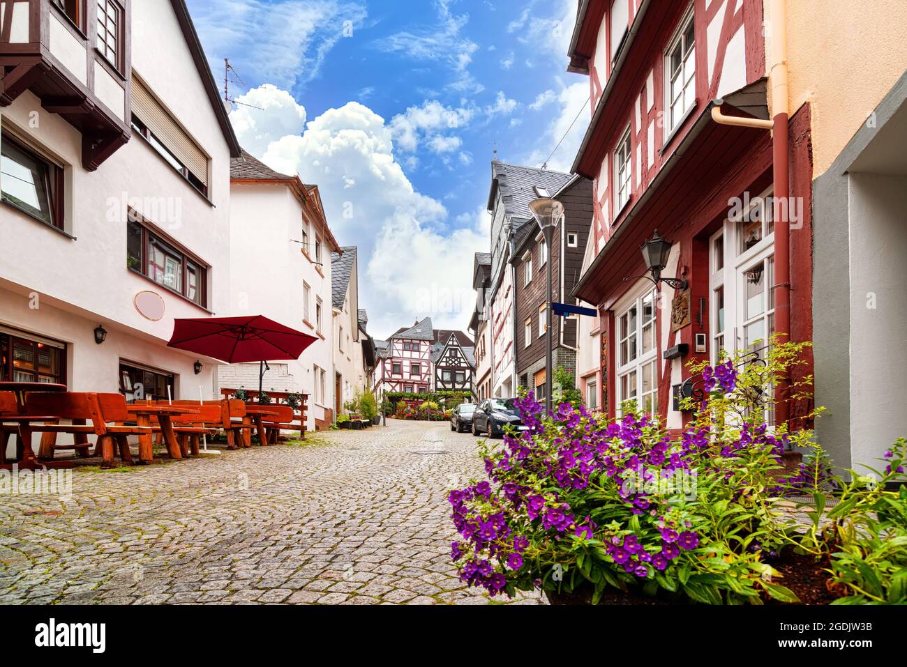 Una idílica y estrecha calle en el casco antiguo de Montabaur, Alemania Foto de stock