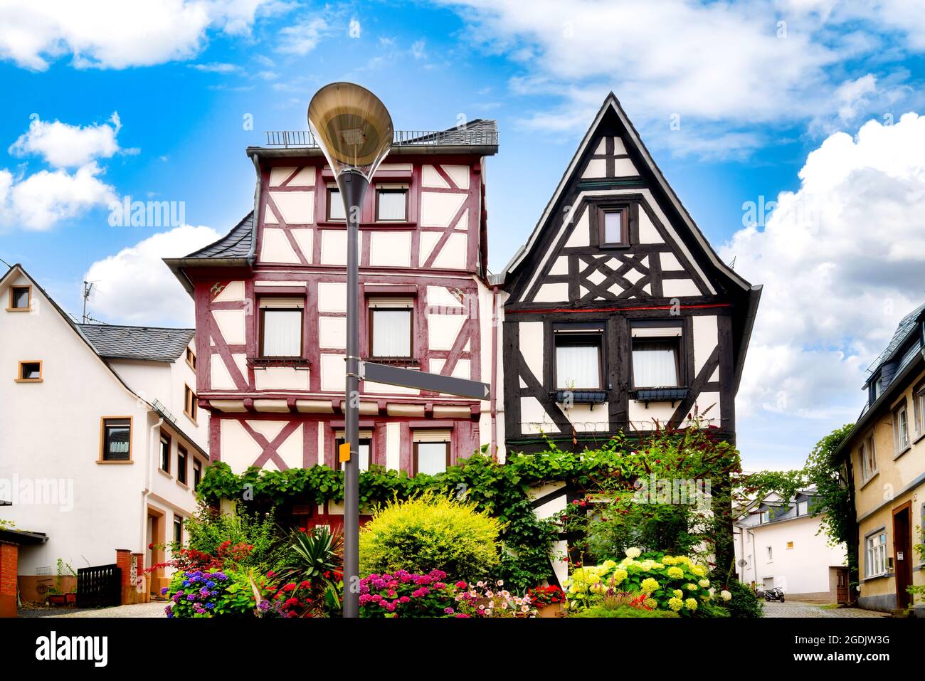 Casas de entramado de madera con flores floridas en primer plano en el casco antiguo de Montabaur, Alemania Foto de stock