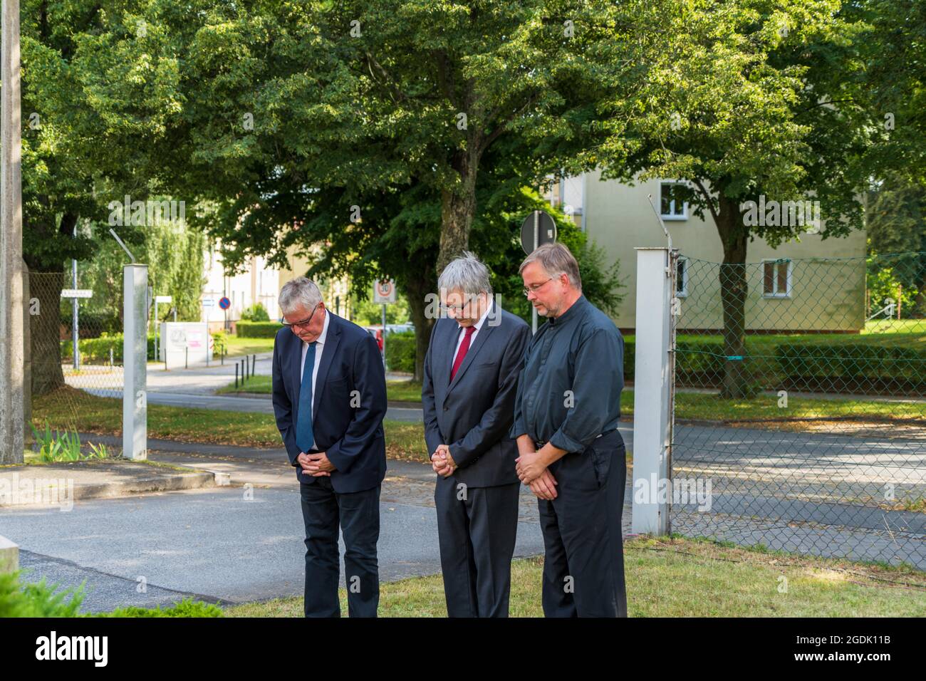 Bernd Lange,Pfarrer Andreas Bertram,Dr. Michael Wieler , am 13. Agosto 2021 wird an den Beginn des Baus der Berliner Mauer und die vollständige Schlie Foto de stock