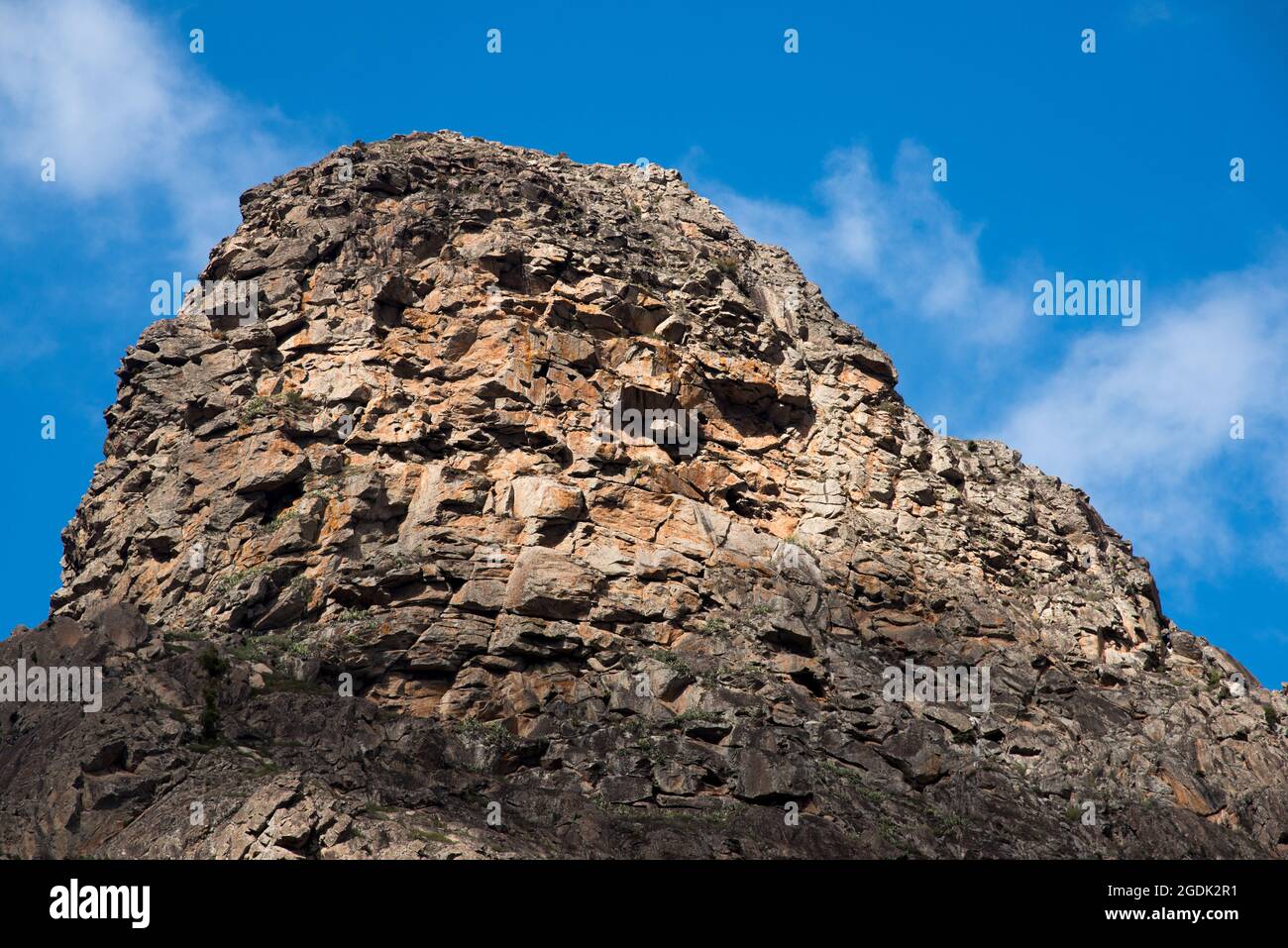 Roque de Argando es un conocido tapón volcánico fonolita en el centro de La Gomera en las Islas Canarias. Foto de stock