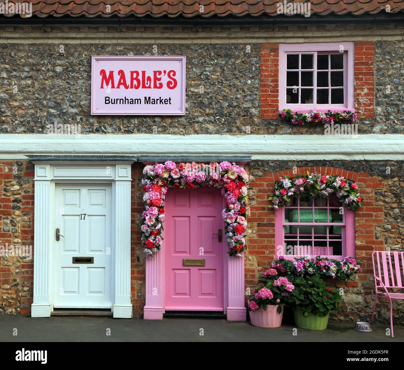 Mable's Shop, entrada, puerta florida, flores, decoración floral, Burnham Market, Norfolk Foto de stock