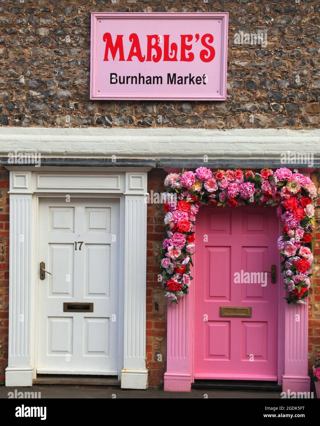 Mable's Shop, entrada, puerta florida, flores, decoración floral, Burnham Market, Norfolk Foto de stock