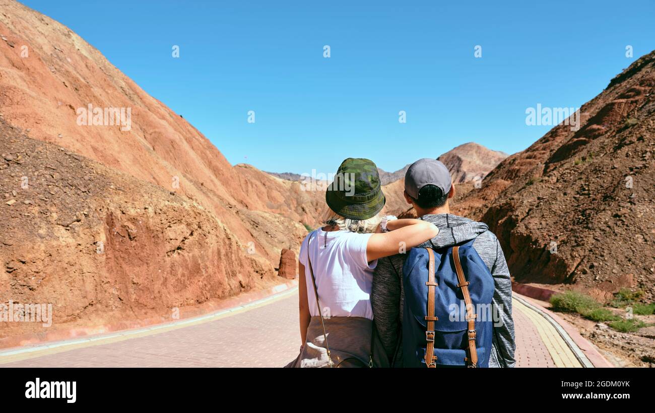vista trasera de una pareja de turistas asiáticos mirando a la vista en el parque geológico nacional Foto de stock