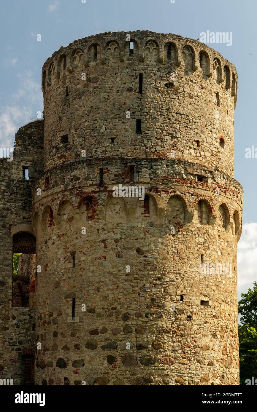 La torre más alta de ruinas del castillo de la Edad Media, cuando reyes y reinas gobernaron el mundo. Había un calor. Los castillos estaban volados y restaurados Foto de stock