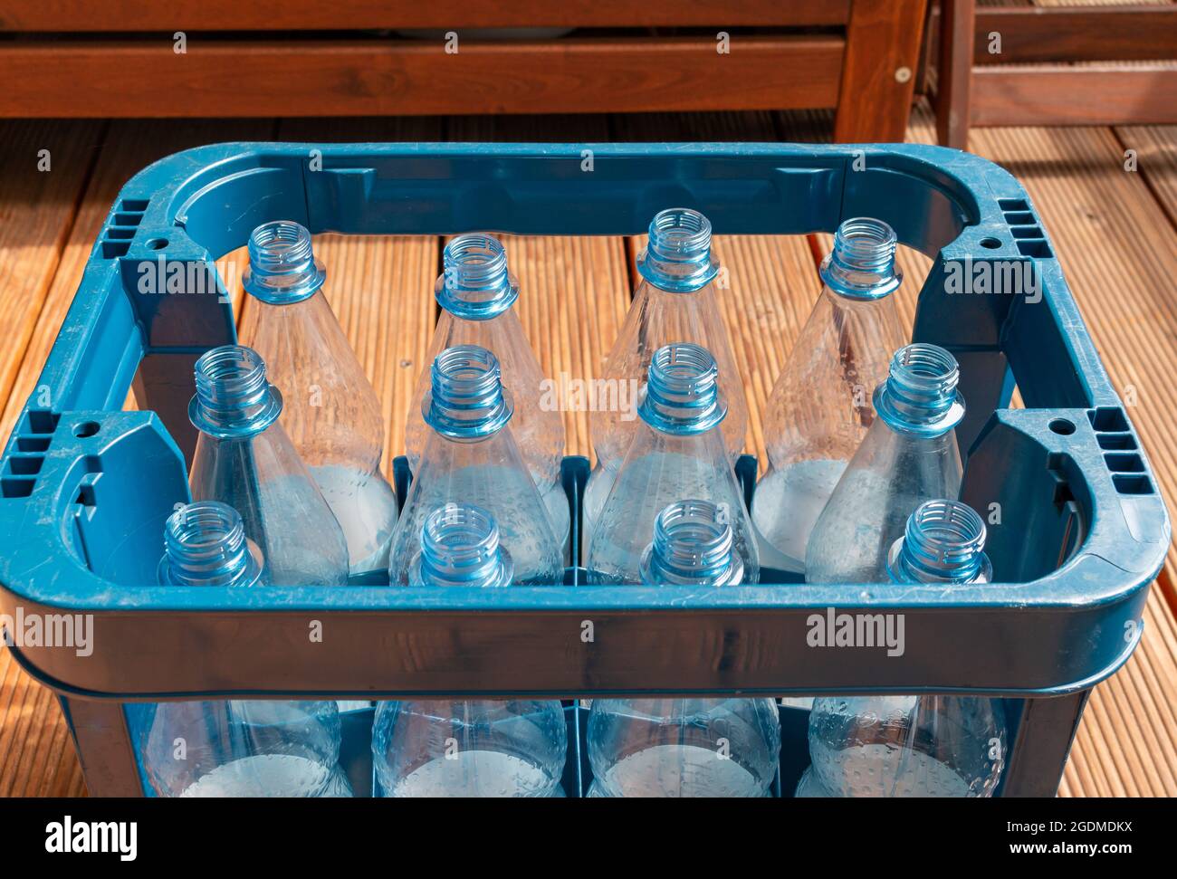 Vacíe las botellas de agua en una caja para reciclar Foto de stock