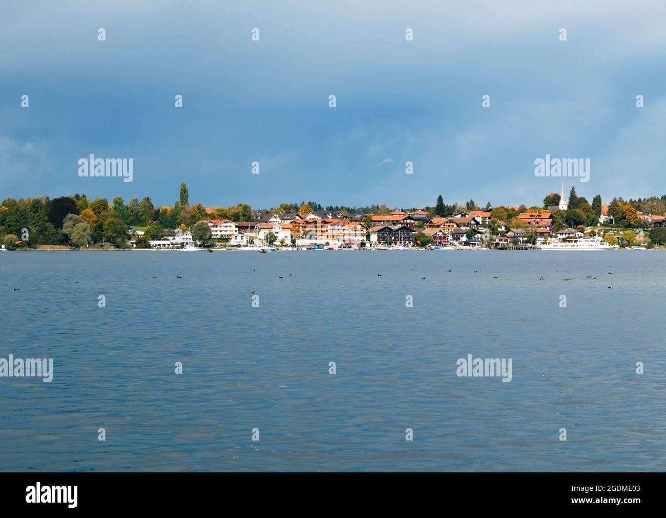 Vista de la ciudad a orillas del lago Gstadt am Chiemsee Foto de stock
