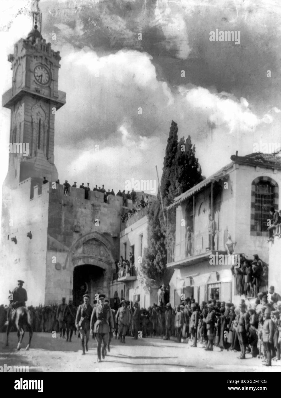 El general Sir Edmund Allenby entra en la Ciudad Santa de Jerusalén a pie 1917 para mostrar respeto por el lugar santo. Foto de stock