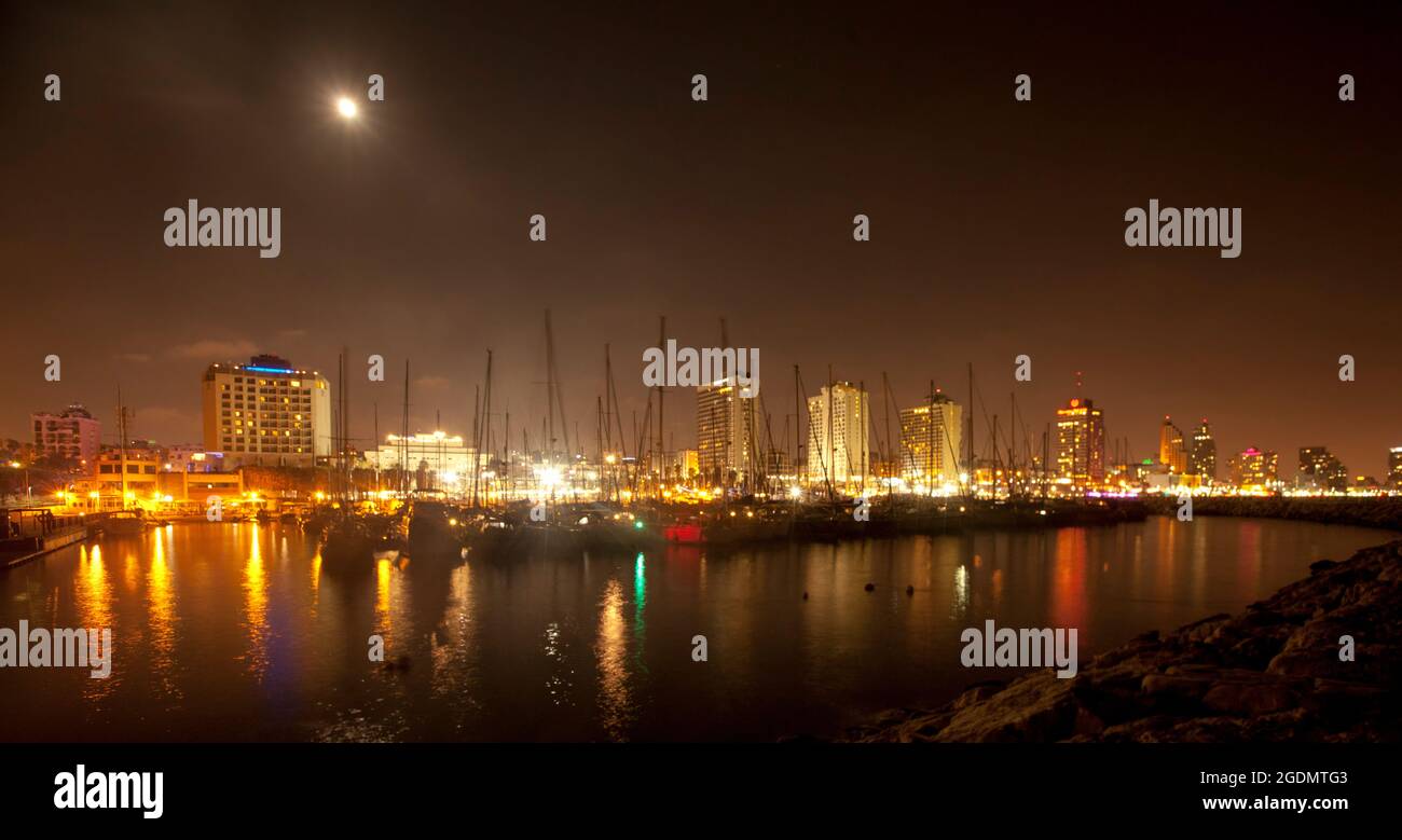 Israel, Tel Aviv, ciudad y puerto deportivo de noche como se ve desde el oeste Foto de stock
