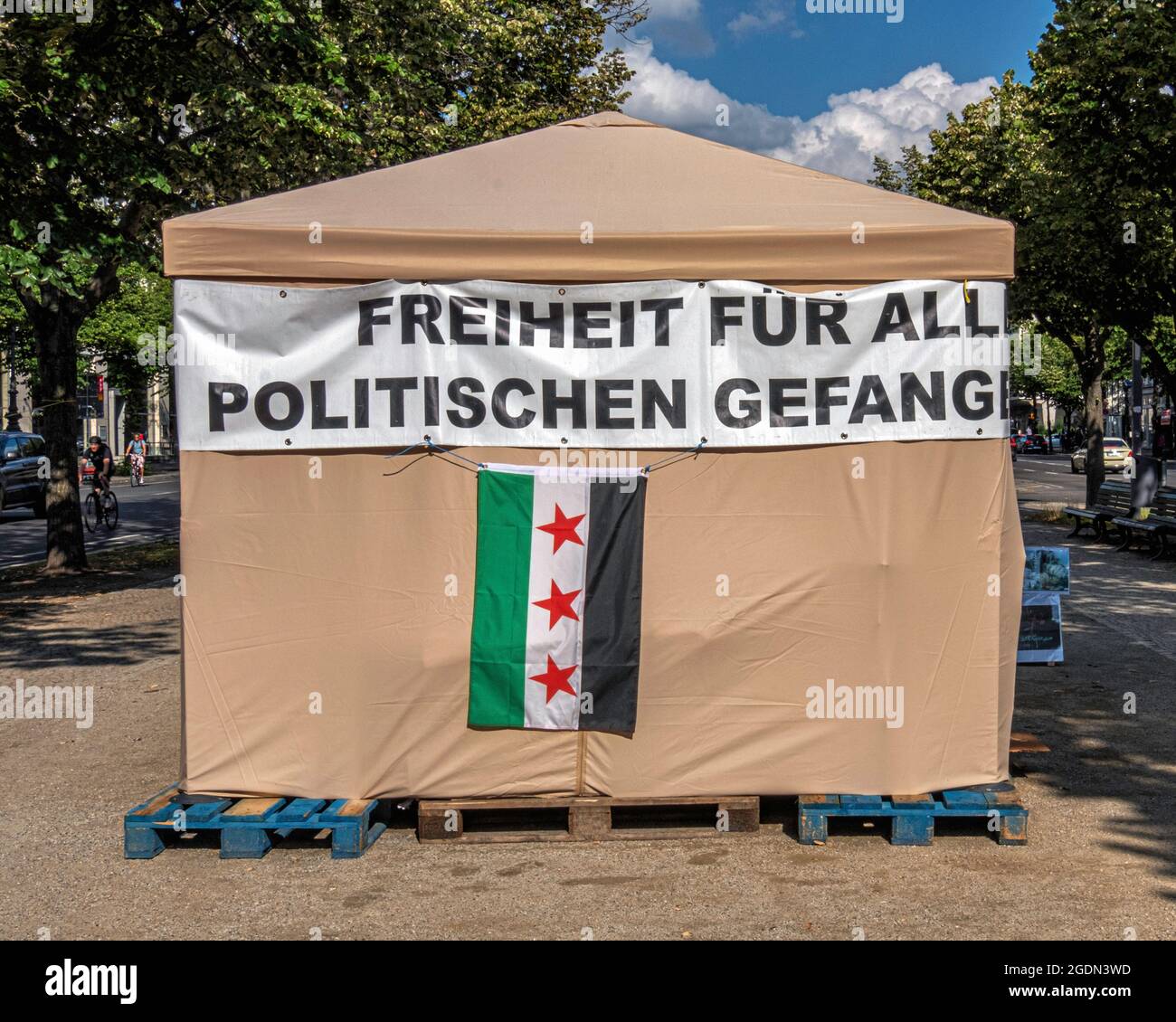 Manifestación por la libertad de los presos políticos - Bandera y banderas sirias en Unter den Linden, Mitte, Berlín Foto de stock