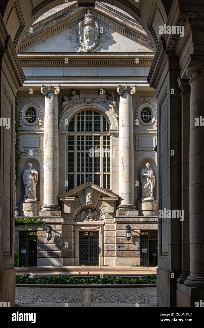 Biblioteca Estatal de Berlín: La biblioteca de investigación académica más grande de Alemania. Edificio de principios de siglo 20th de estilo neobarroco, Unter den Linden 8,Mitte,Berlín Foto de stock
