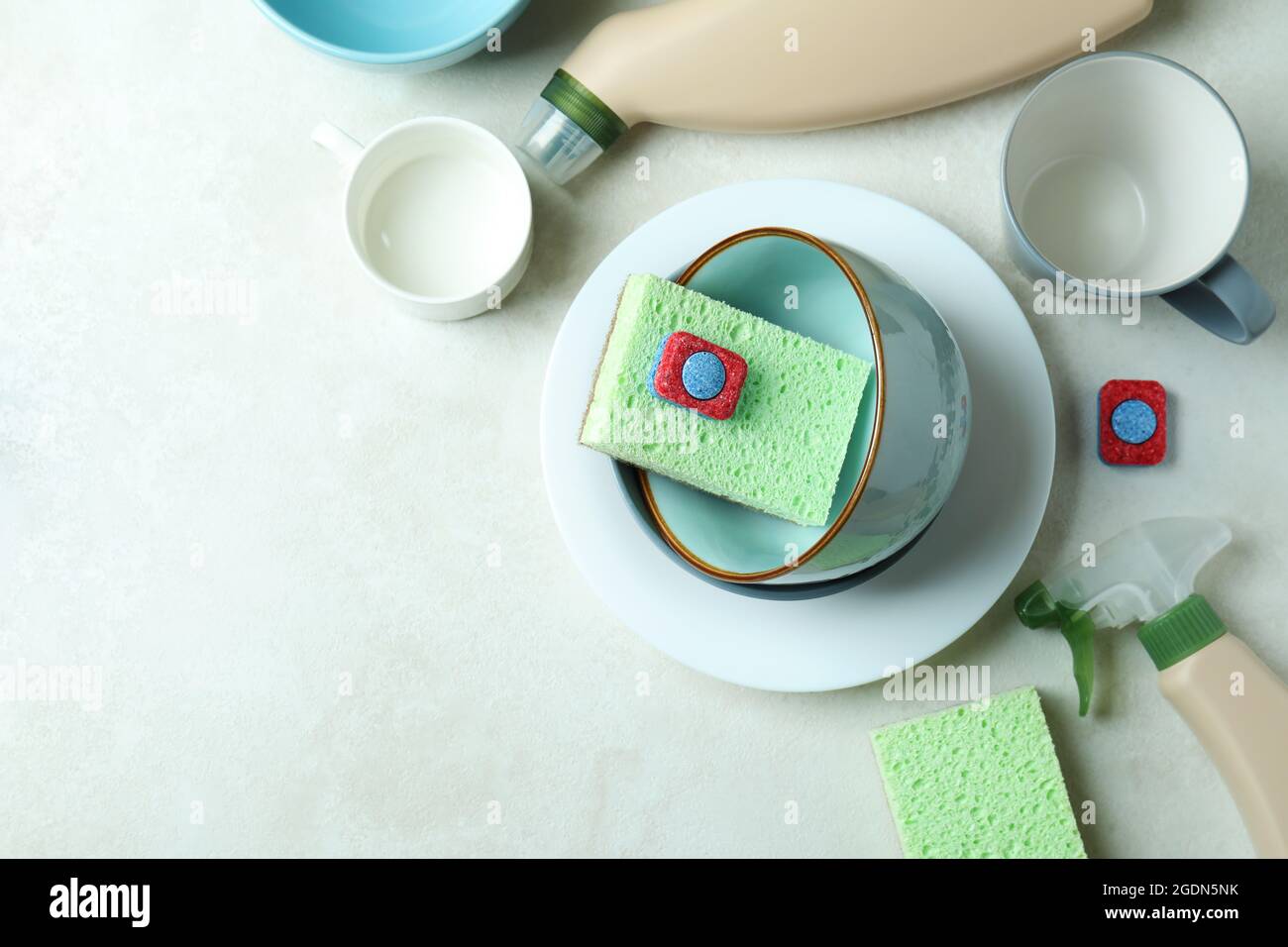 Concepto de accesorios de detergente para lavavajillas, vista superior Foto de stock