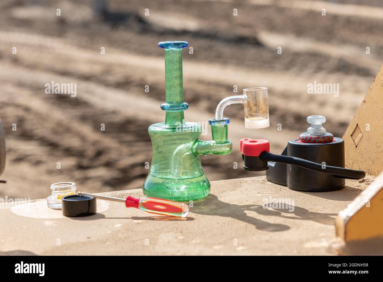 Sistema de refrigeración de vidrio para ayudar a inhalar el vapor de resina viva a medida que aumentan las ventas de cannabis legal en California. Foto de stock
