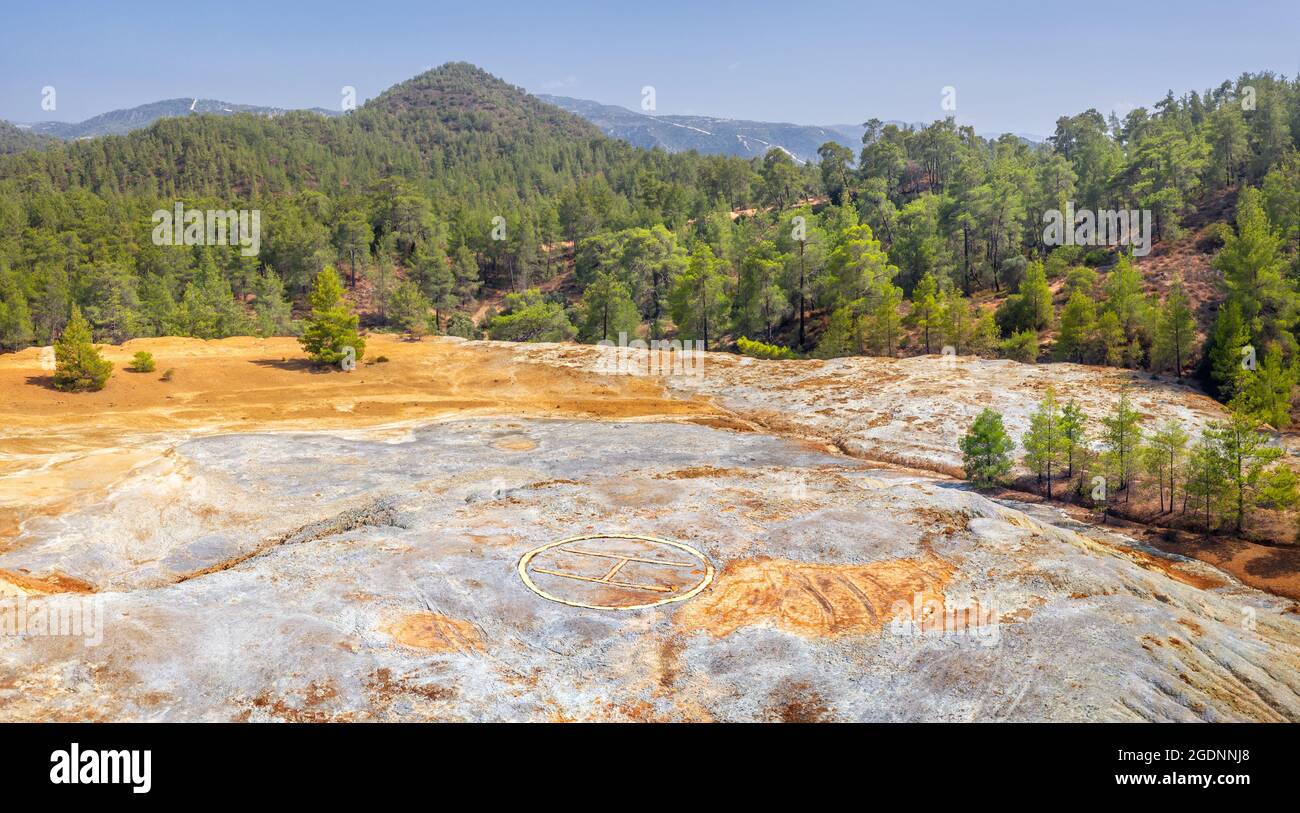 Vertederos de residuos de la minería del cobre en el bosque de Paphos, Chipre Foto de stock