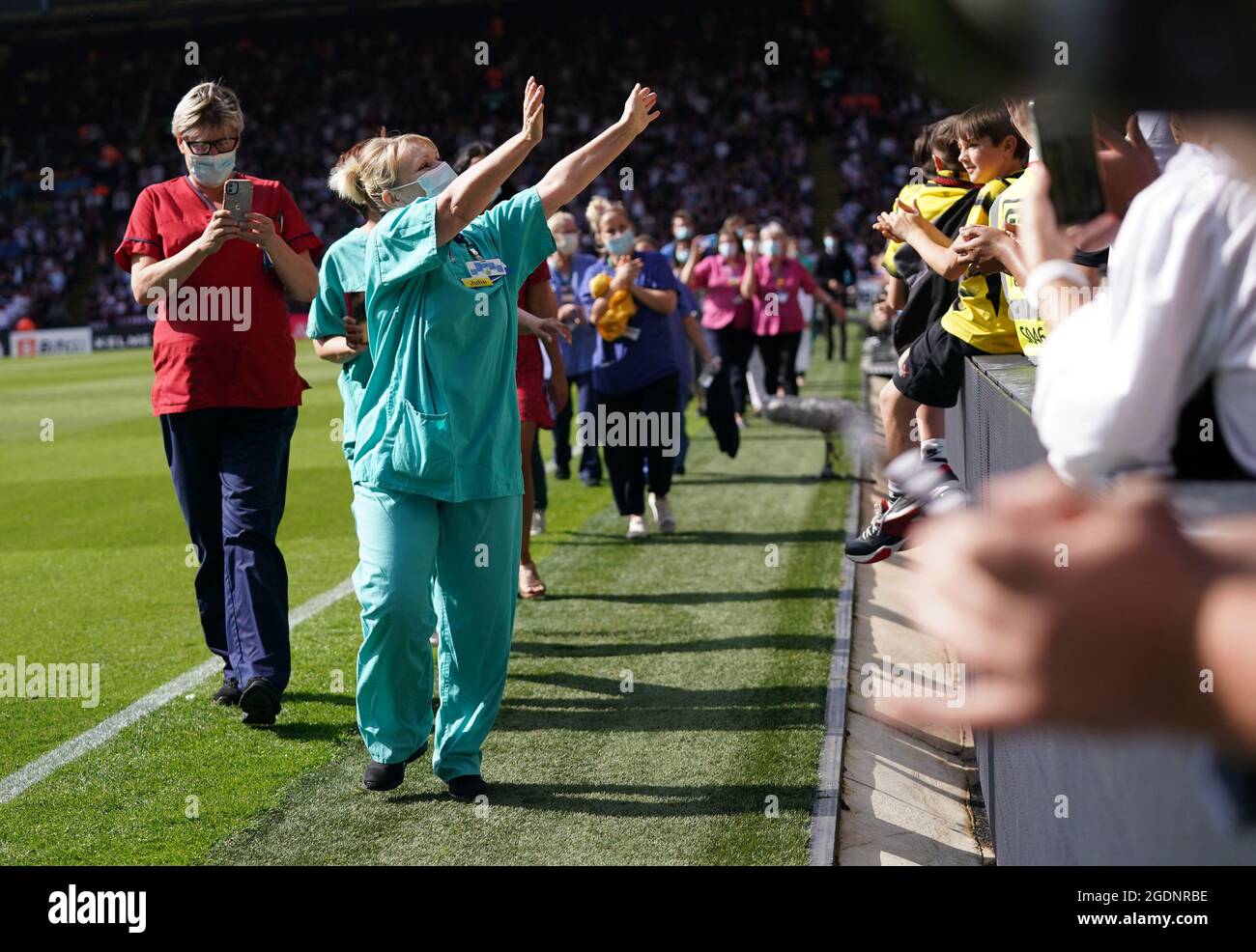 Los fans aplauden al personal de NHS Trust a media hora durante el