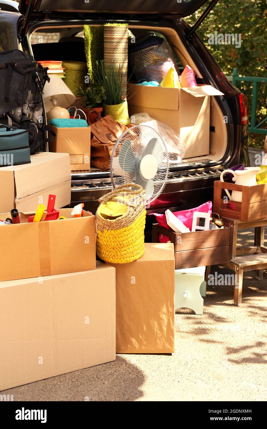 Cajas de mudanza y las maletas en el maletero del coche, al aire libre  Fotografía de stock - Alamy