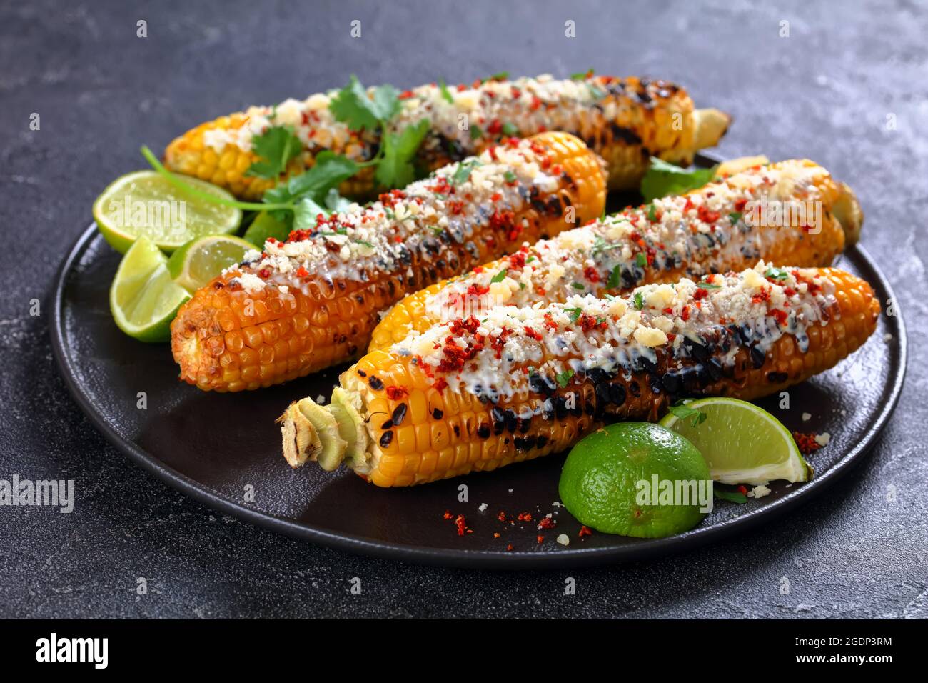 Elote maíz de calle mexicano a la parrilla mazorcas carbonizadas son semplumadas en salsa a