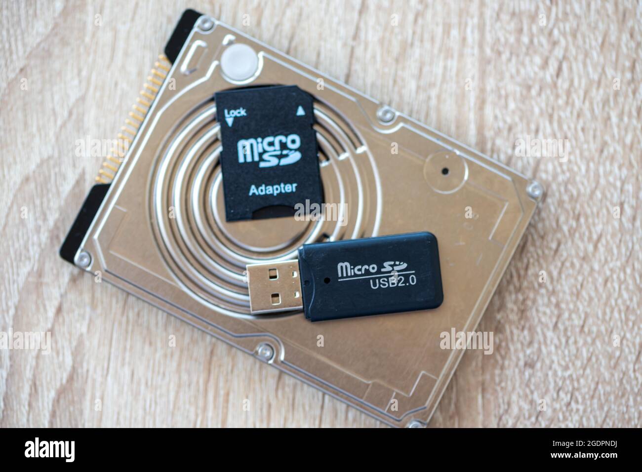 Primer plano de un adaptador de micro SD a SD en un disco duro, lápiz USB  Fotografía de stock - Alamy