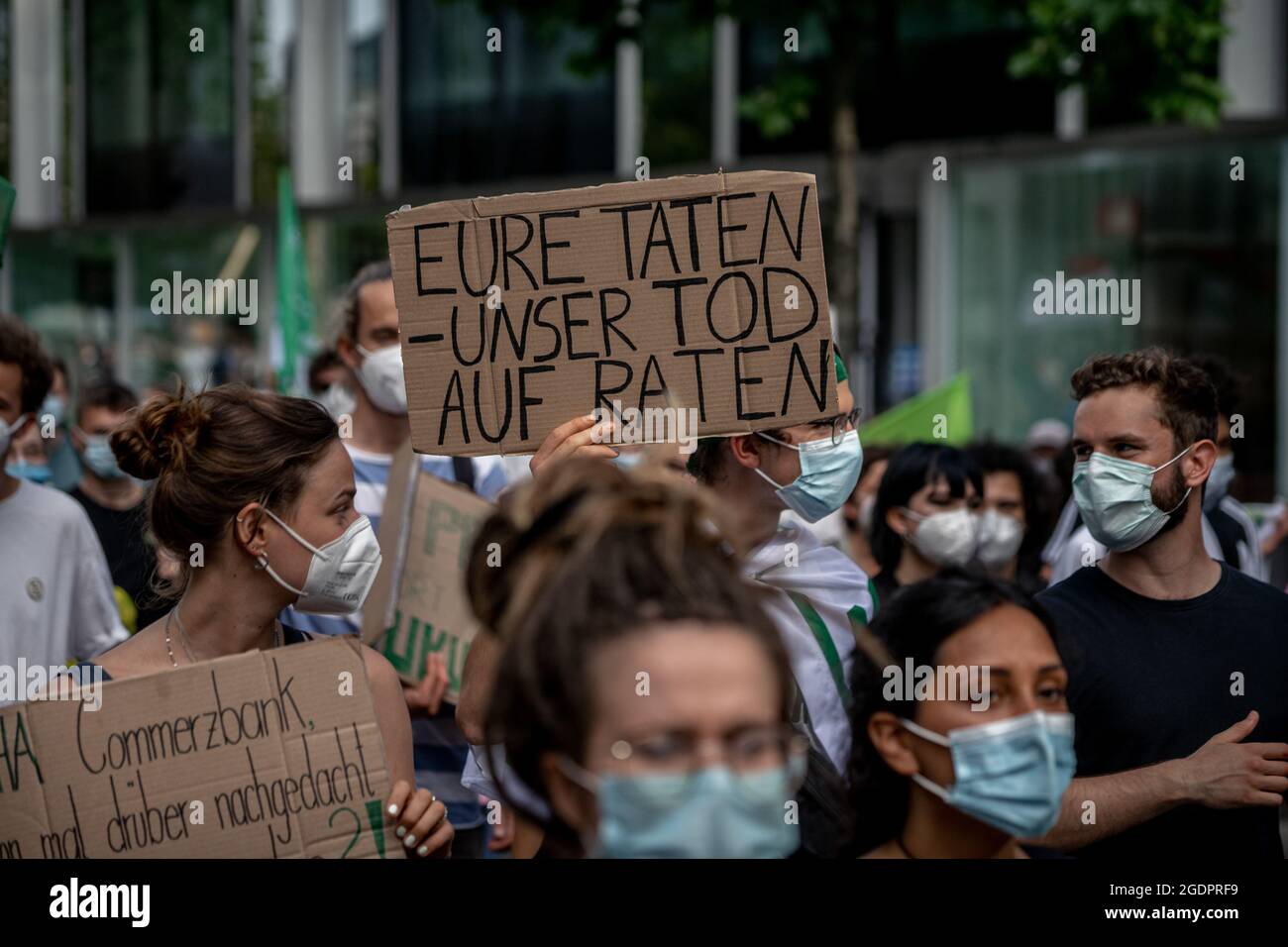 PLAKAT: EURE TATEN - UNSER TOD AUF RATEN. Am 13. Agosto 2021 fand in der Bankenmetropole Frankfurt am Main ein Zentraler Klimastreik von Fridays for Future statt. Zu diesem reisten Klimaaktivist*innen aus ganz Deutschland an. Aprox. 15000 Menschen protestierten unter dem lema # Banken blockieren gegen die Macht des Finanzsektors und deren Finanzierung bzw. Unterstützung für klimaschädliche Industrien. * El 13 de agosto, 2021 15k activistas del clima se unieron a una manifestación de FridaysforFuture en la bolsa de Frankfurt, Alemania, según el lema bloquear los bancos. Protestaron contra t Foto de stock