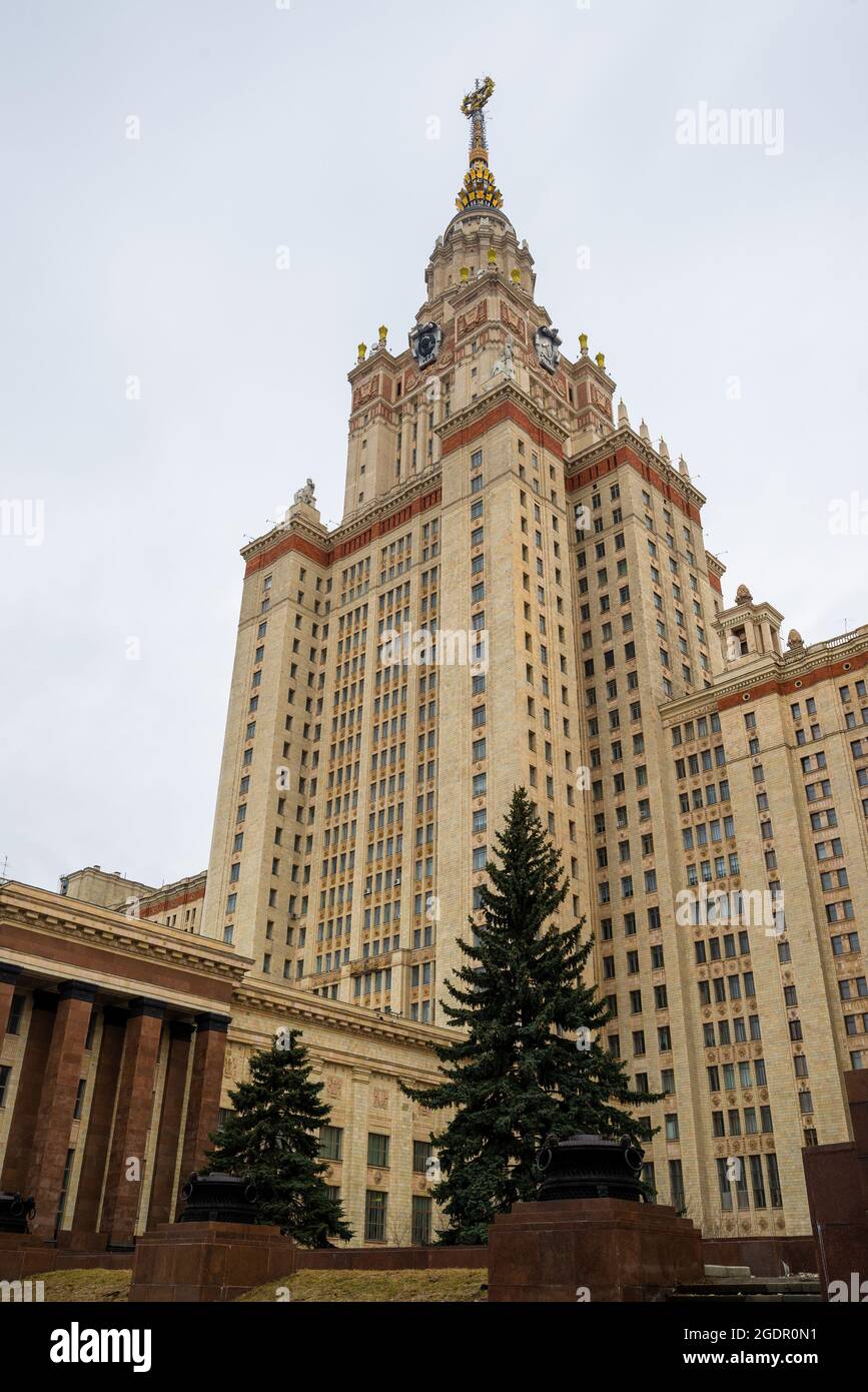 Moscú, Rusia - Marzo de 5. 2017. Edificio principal de la Universidad Estatal de Moscú Lomonosov Foto de stock