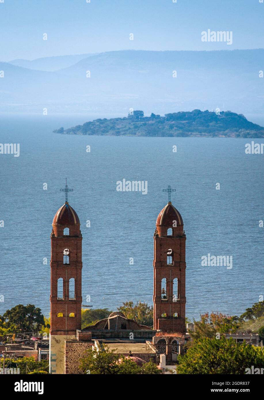 Torres gemelas de la iglesia de Mezcala de la Asunción en la costa norte del lago Chapala, Jalisco, México. Foto de stock
