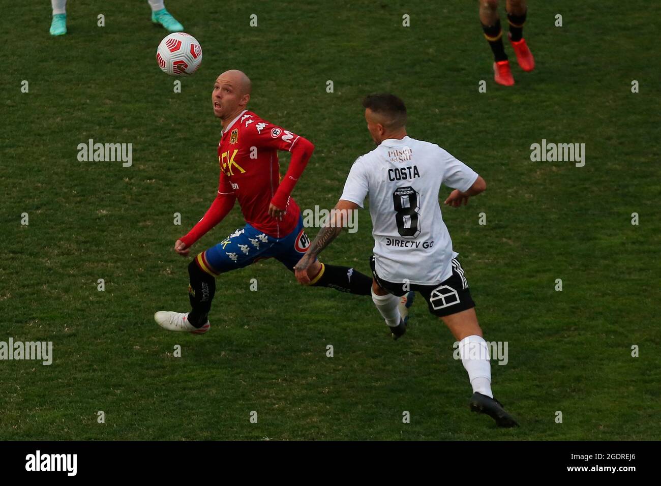 Santiago Chile 14th De Agosto De 2021 Mario Larenas L De Union Espanola Disputa El Balon Con Gabriel Costa De Colo Colo Hoy Durante Un Partido Del Campeonato Nacional De Primera Division