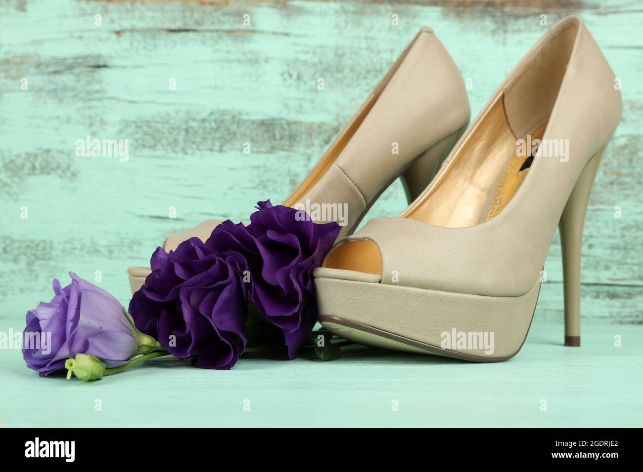 Zapatos mujer hermosa con flores sobre fondo de madera Fotografía de stock  - Alamy