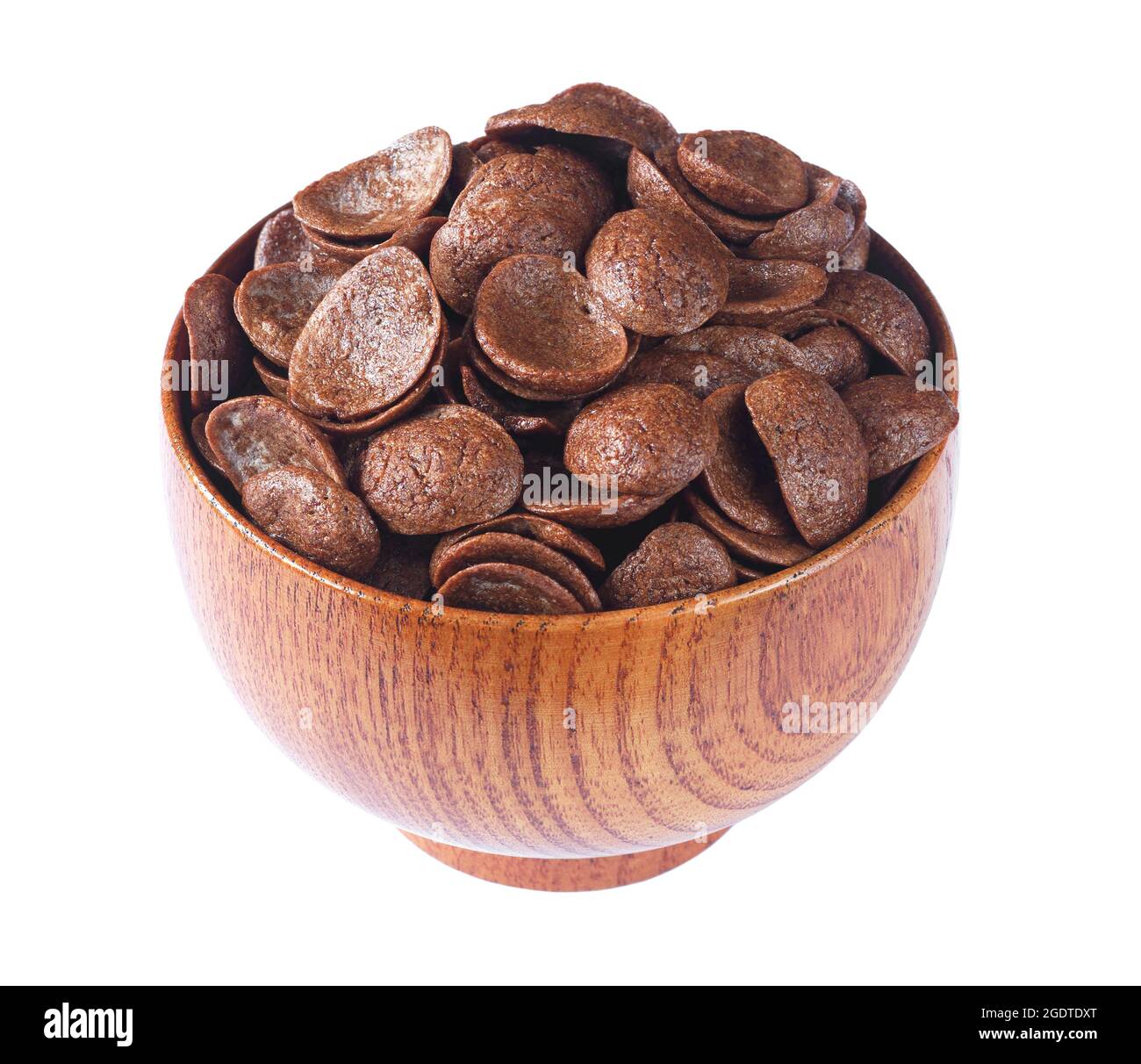 Cereales de chocolate en tazón de madera marrón aislados sobre fondo blanco Foto de stock