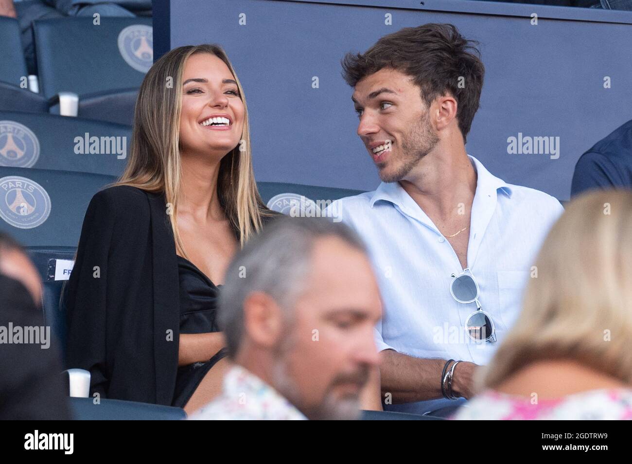 El piloto francés Pierre Gasly de F1 y su novia asisten al partido de