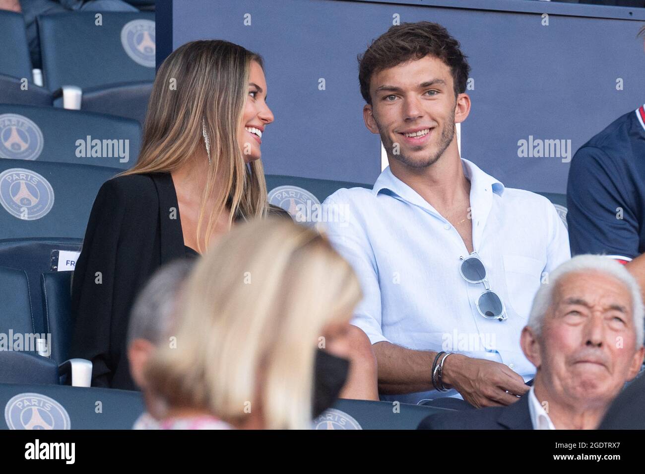 El piloto francés Pierre Gasly de F1 y su novia asisten al partido de