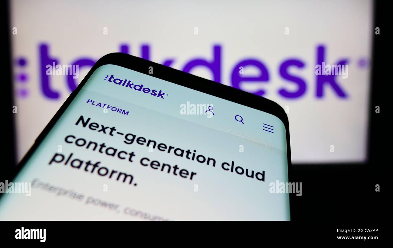 Smartphone con sitio web de la empresa de centros de contacto de EE.UU. Talkdesk Inc. En pantalla delante del logotipo de la empresa. Enfoque en la parte superior izquierda de la pantalla del teléfono. Foto de stock