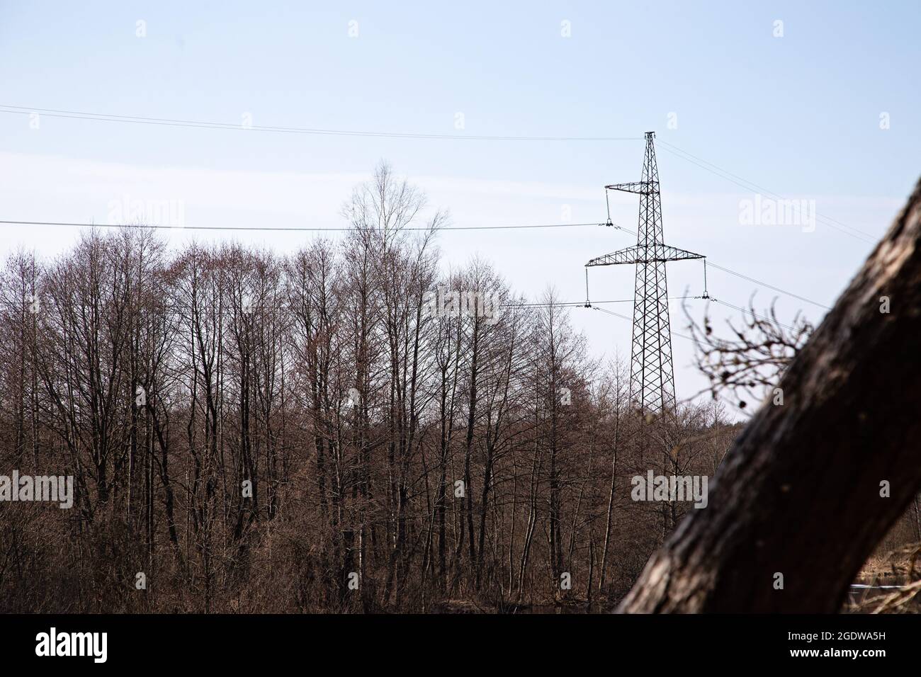 Línea de alta tensión de las transmisiones eléctricas contra el fondo del cielo Foto de stock