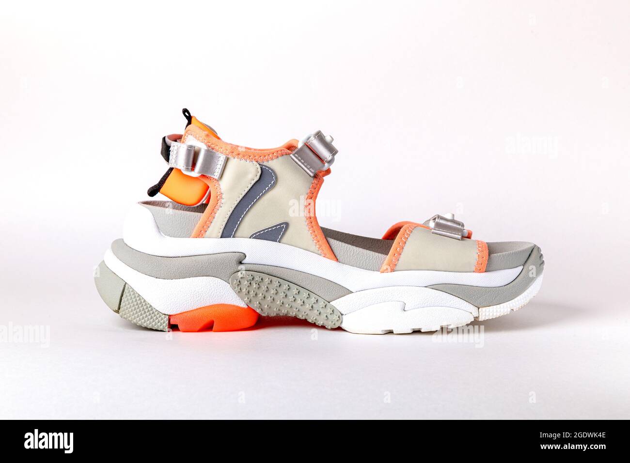 Sandalias deportivas de moda para mujer con detalles en naranja sobre fondo blanco. Nuevos zapatos para jóvenes. lateral Fotografía de stock - Alamy