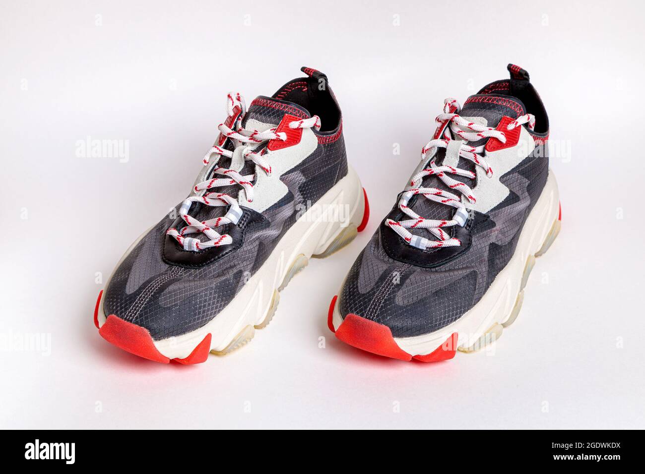 Zapatillas de lona deportivas modernas para mujer, negras con rojas sobre fondo Nuevos zapatos para jóvenes. Vista frontal Fotografía de stock - Alamy