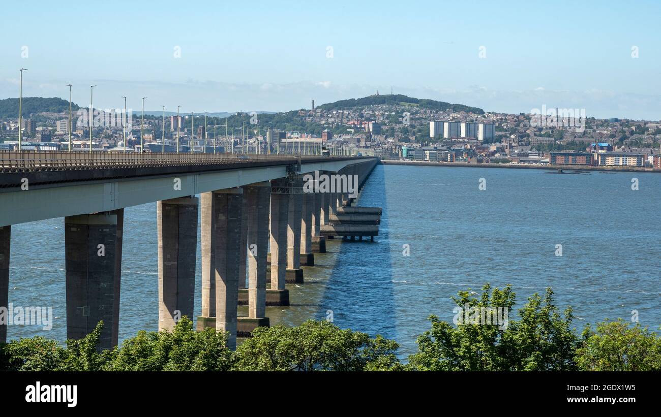Dundee, Escocia, visto desde el extremo del puente de la carretera a través del río Tay Foto de stock
