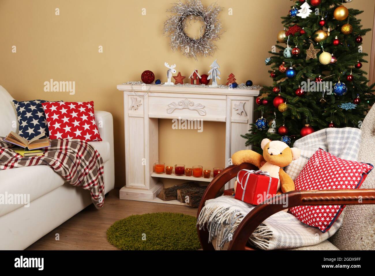 Hermosa Navidad interior con chimenea decorativa y abeto Fotografía de  stock - Alamy
