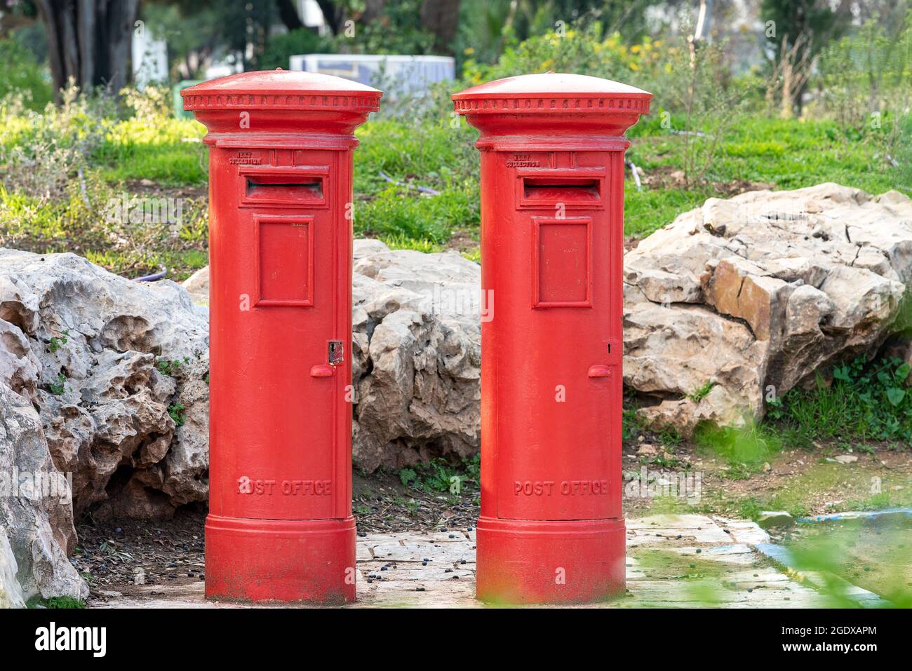 Buzones de correo rojos, Israel. Dos buzones antiguos en la calle de  Jerusalén Fotografía de stock - Alamy