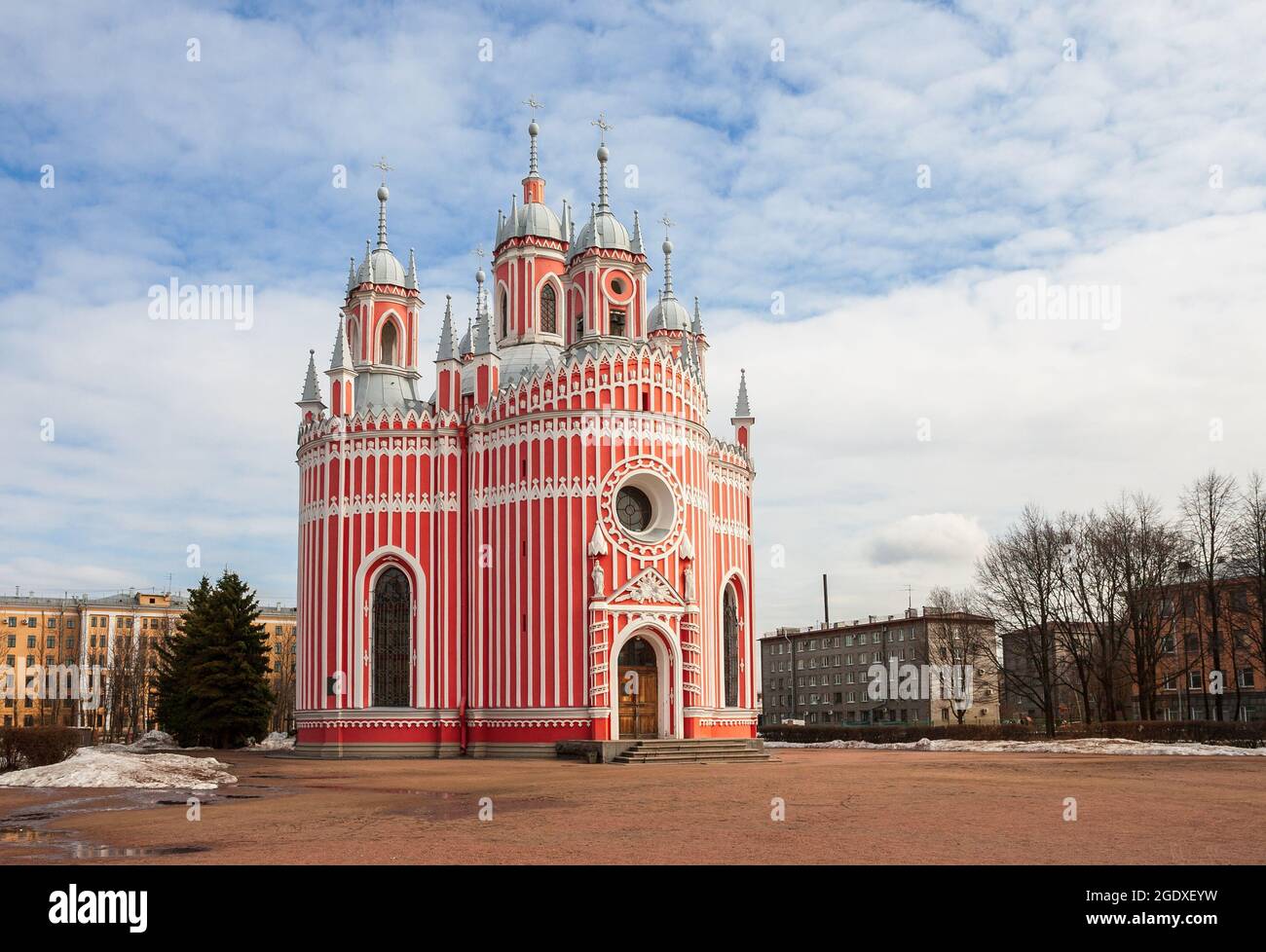 Iglesia de Chesme o Iglesia de la Natividad de San Juan Bautista a principios de la primavera, San Petersburgo, Rusia Foto de stock
