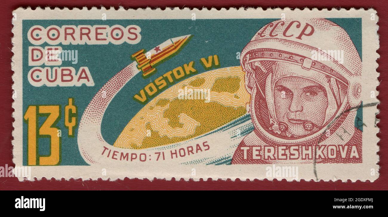 Cuba - ALREDEDOR de 1963: Sello postal impreso en Cuba dedicado al vuelo de la nave espacial soviética Vostok - 6 con la primera mujer a bordo de Valentina T. Foto de stock