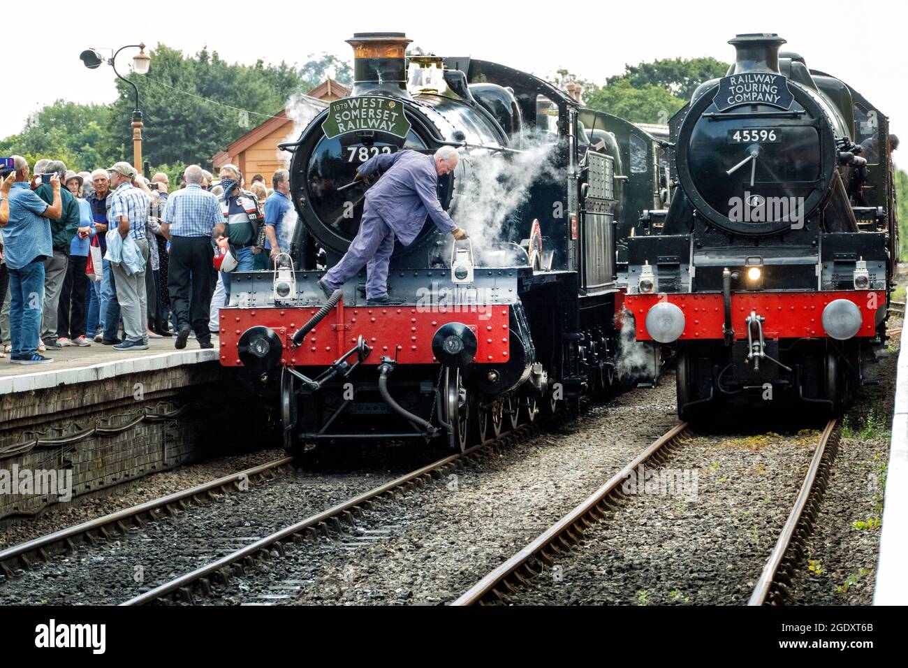 El West Somerset Steam Express 14/8/2021. Tirado por la locomotora 45596 Bahamas.and Manor clase Odney Manor y Foxcote Manor. Foto de stock