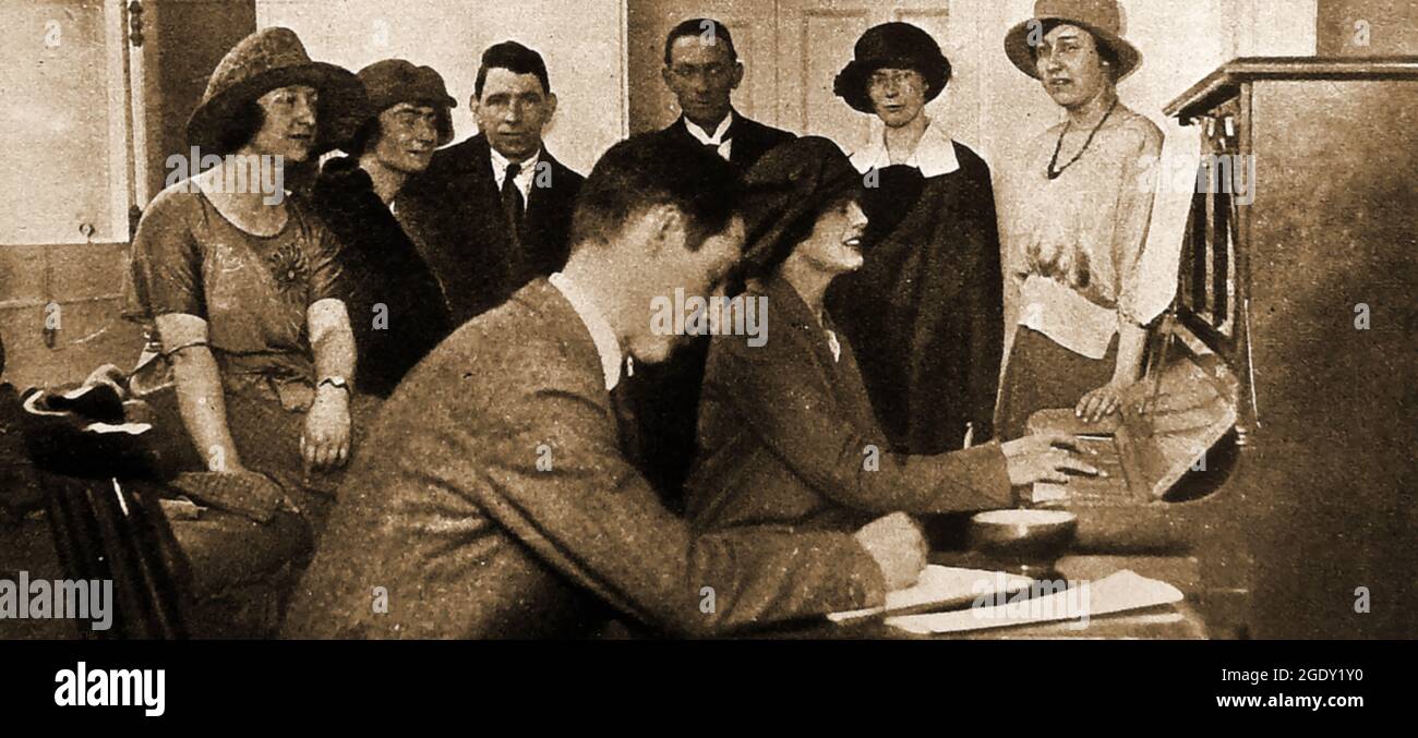 1925 - Una audición de piano de la BBC (British Broadcasting Association)  que tiene lugar con Stanton Jefferies en el escritorio de las estaciones de  radio en Londres. En noviembre de 1922