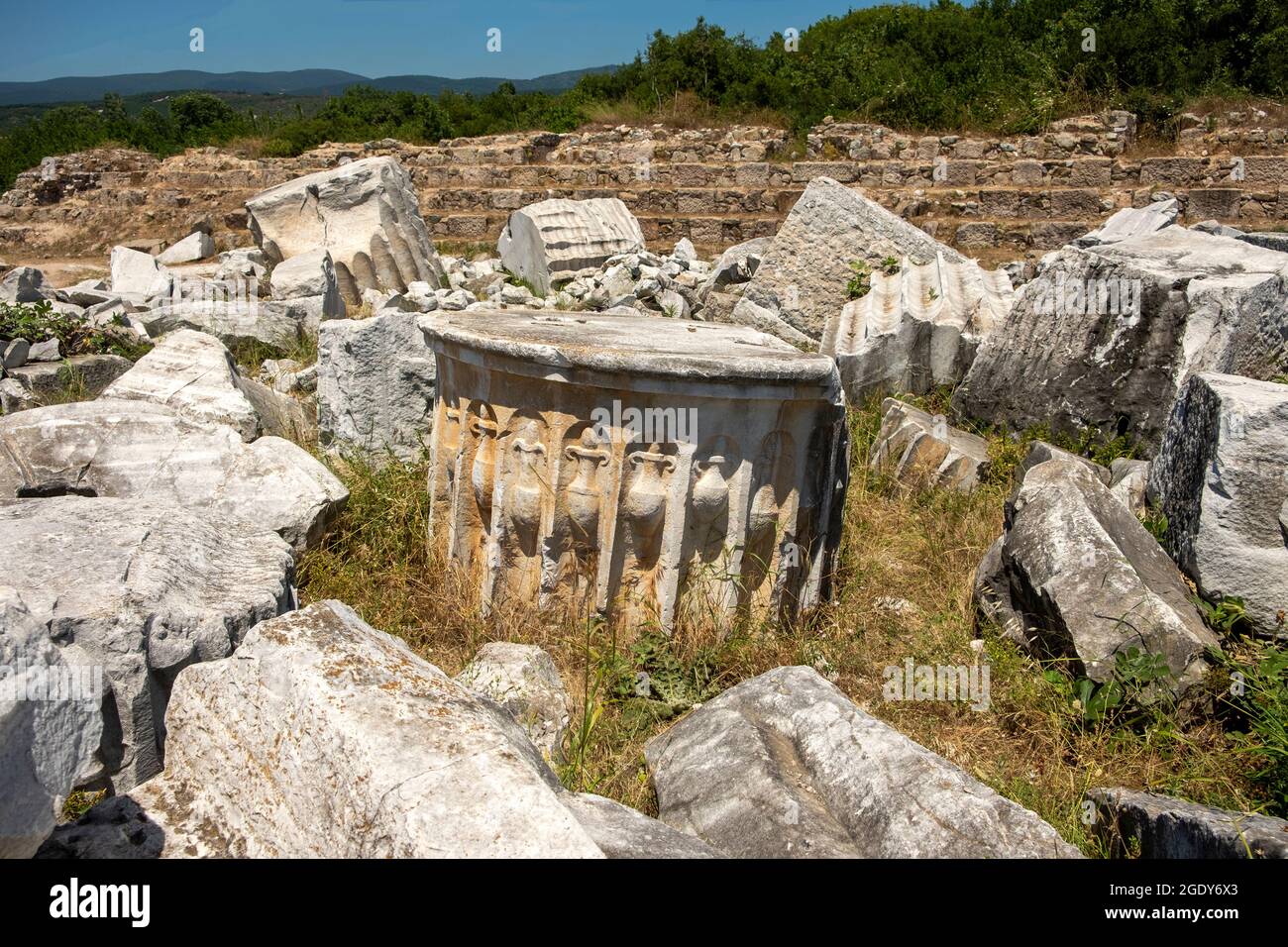 Durante las excavaciones en el Templo de Kyzikos Adriano, en la provincia noroccidental del distrito de Erdek de Balikesir, el c de estilo corintio más grande del mundo Foto de stock