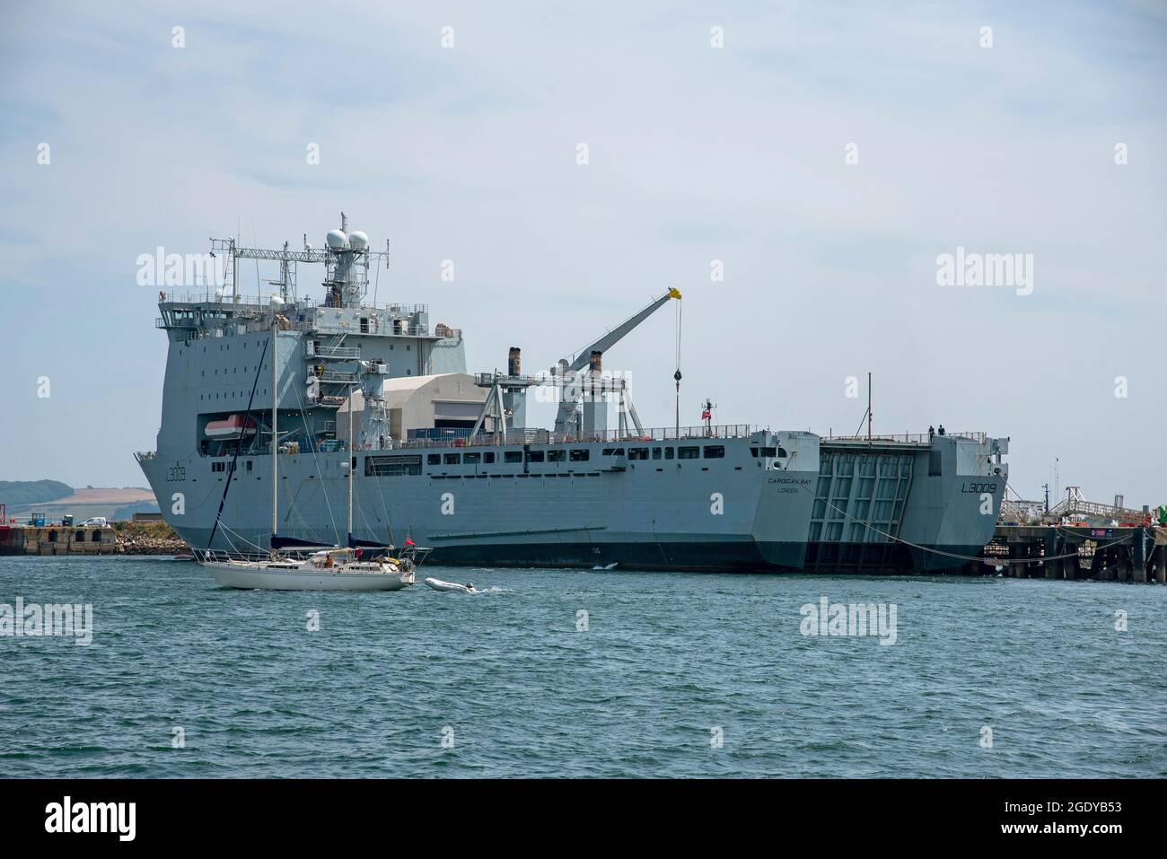 Falmouth, Cornwall, Inglaterra, Reino Unido. 2021. Bahía de Cardigan de la RFA Un barco del muelle de aterrizaje de la clase de la bahía que se somete a una importante reposición en Falmouth, Reino Unido Foto de stock