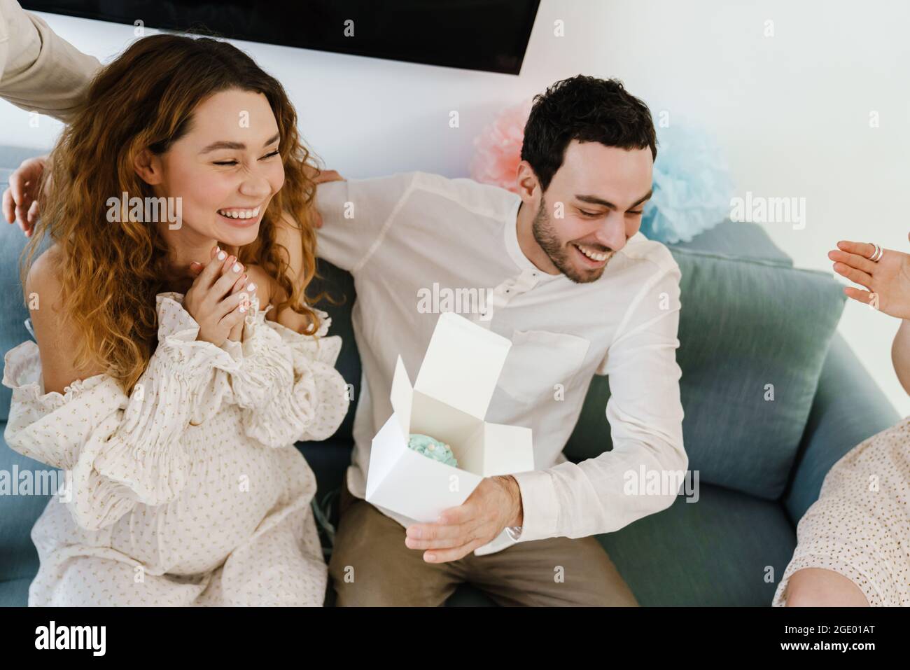 Joven pareja emocionado abrir caja sorpresa durante sexo revelar fiesta en  el interior Fotografía de stock - Alamy