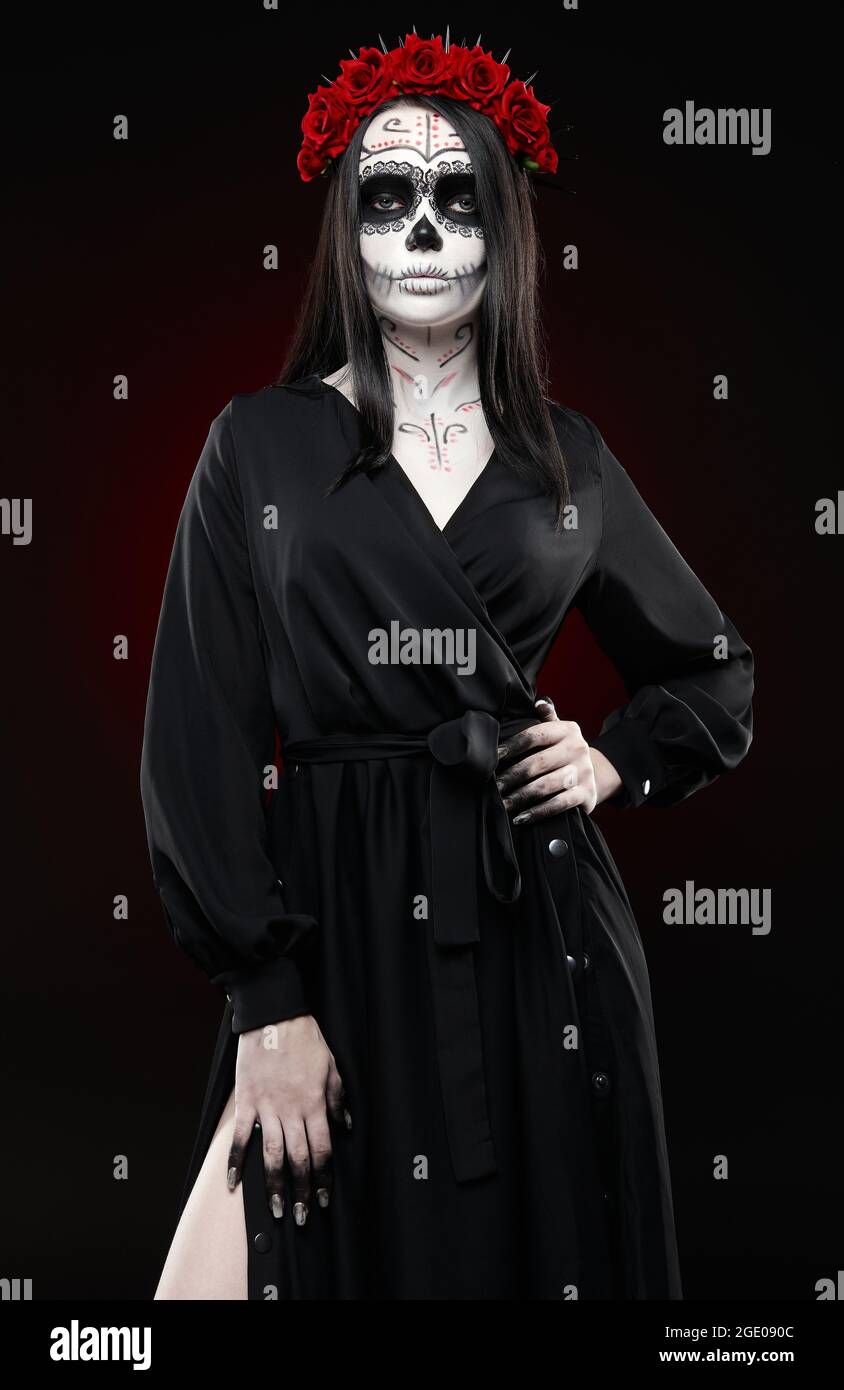 Mujer joven con maquillaje de calavera (cráneo de azúcar). La bruja con muertos (fuerte) grasepaint vestido negro. Día de los muertos (y Halloween) tema Fotografía de stock - Alamy Mujer joven con maquillaje de calavera (cráneo de azúcar). La bruja con muertos (fuerte) grasepaint vestido negro. Día de los muertos (y Halloween) tema Fotografía de stock - Alamy