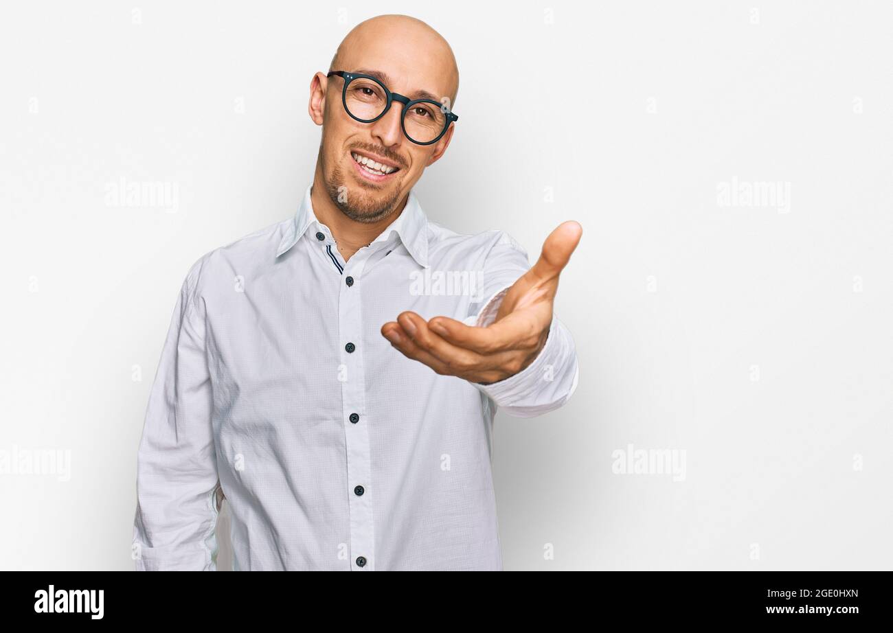 Hombre calvo con barba camisa de negocios y gafas sonrientes y
