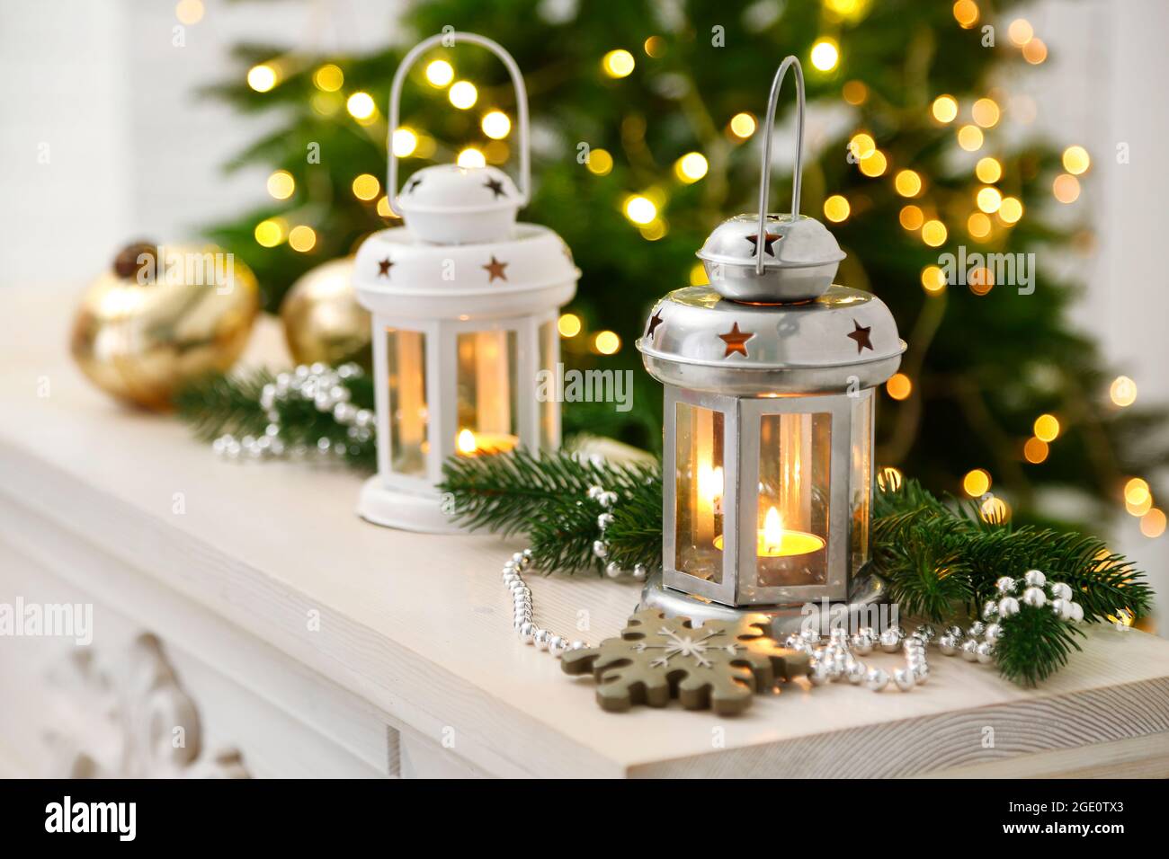 Adornos navideños con farol sobre fondo de abeto Fotografía de stock - Alamy