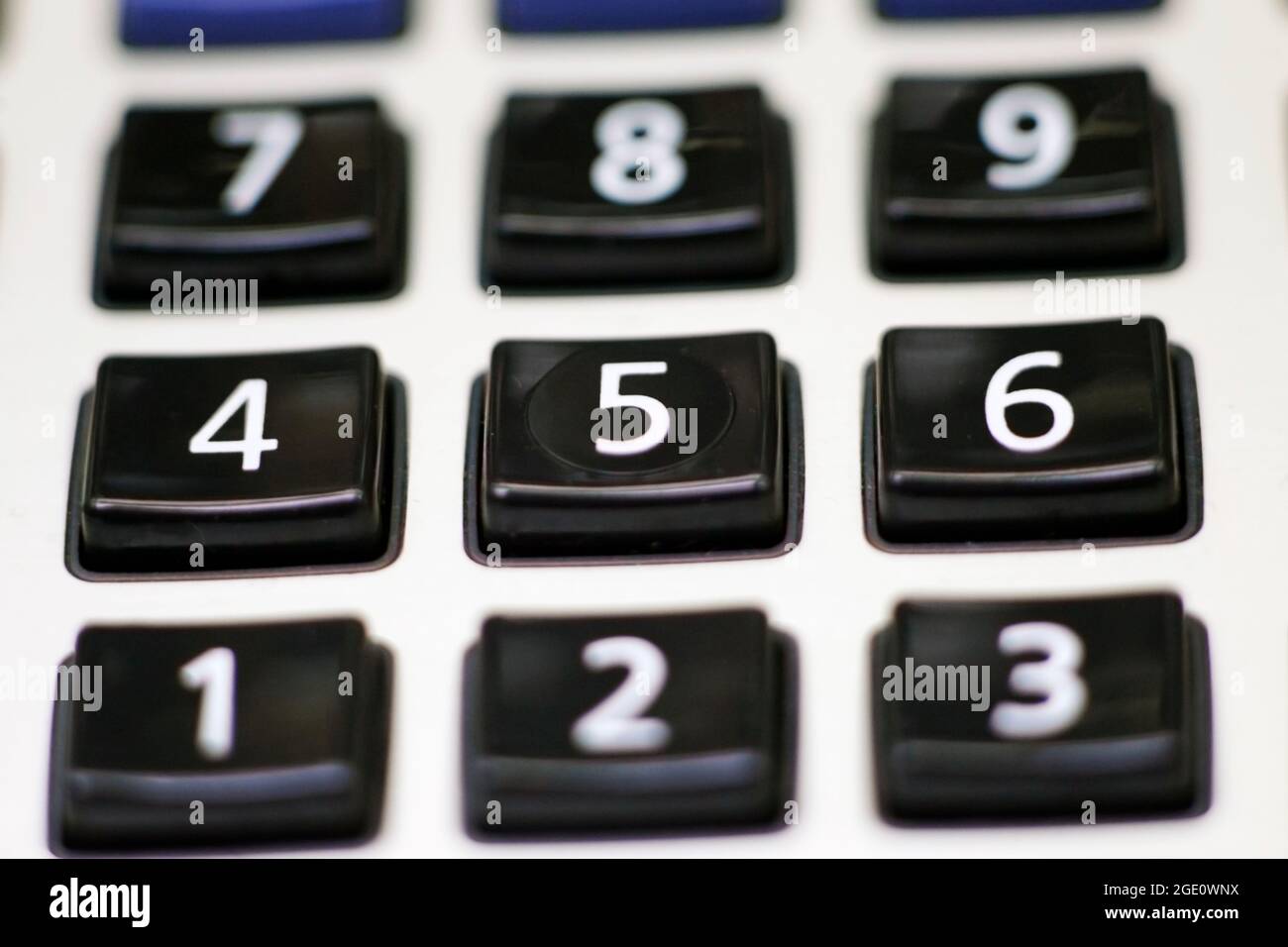 Macro detalle del teclado de una calculadora digital de época con números del 1 al 9 Foto de stock