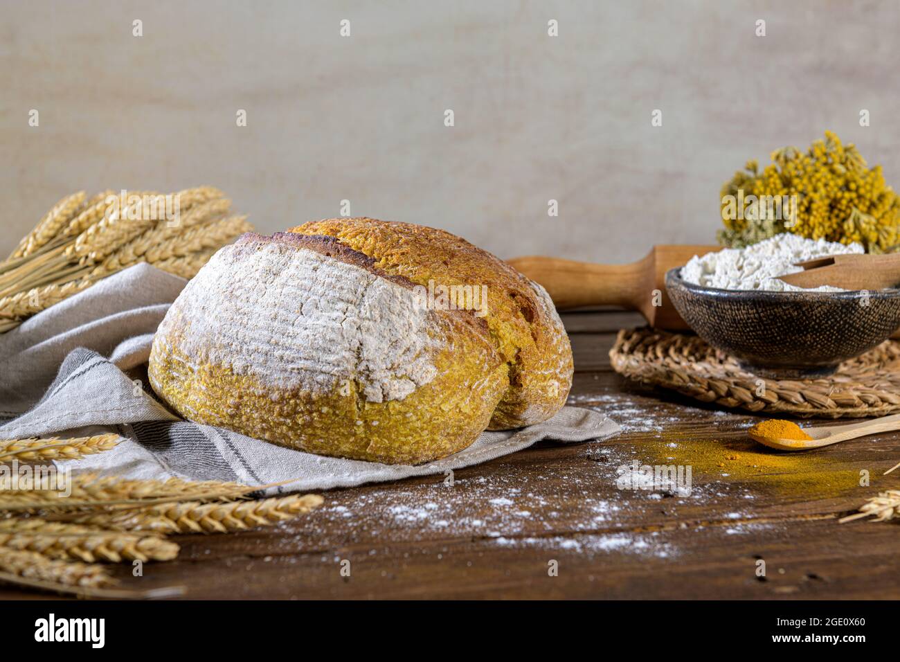 Pan cúrcuma crujiente casero, sobre una encimera de cocina. Foto de stock