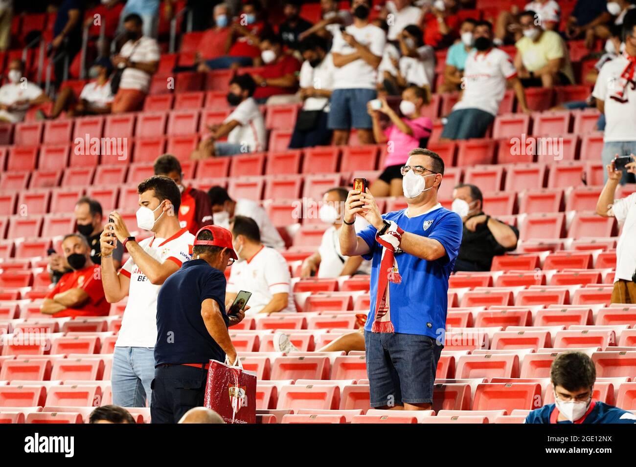 Los Fans Del Sevilla Fc Dentro Del Estadio Ramon Sanchez Pizjuan Toman Fotos Durante Un Partido Es La Primera Vez Que El Gobierno Espanol Permite Que El Publico En Los Estadios De